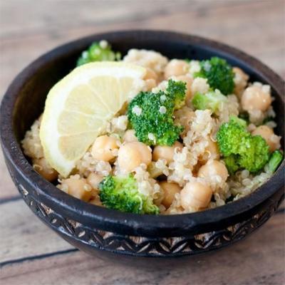 salada de quinoa e garbanzo com alho
