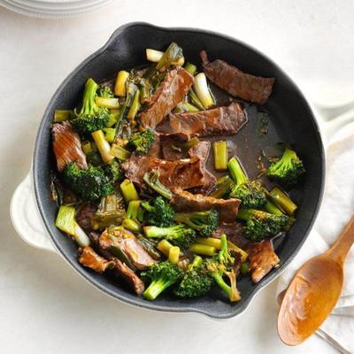 carne picante com brócolis