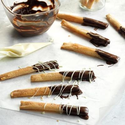 lápis phyllo mergulhados em chocolate