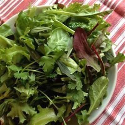 mistura simples de salada de ervas francesa