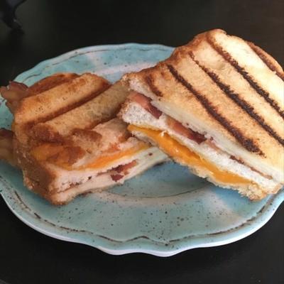 maçã, bacon e cheddar panini