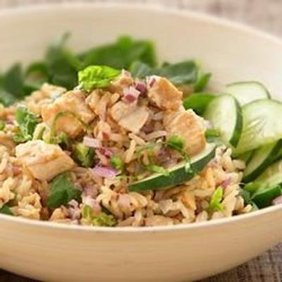 salada tailandesa com arroz integral de grão integral e frango