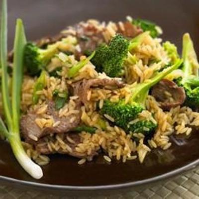 carne e brócolis frite com arroz integral