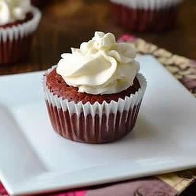 Cupcakes de veludo vermelho sem glúten, sem açúcar, com glacê de queijo creme sem açúcar