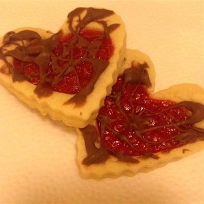 biscoitos de dia dos namorados de manteiga moda antiga mergulhados em chocolate