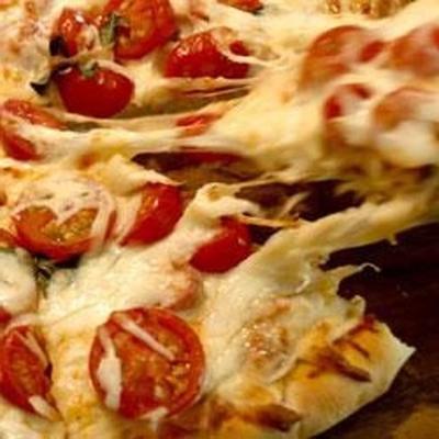 tomate fresco e pizza de manjericão