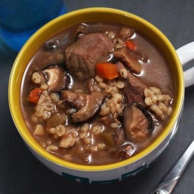 sopa lenta de carne, cogumelos e cevada de kelly