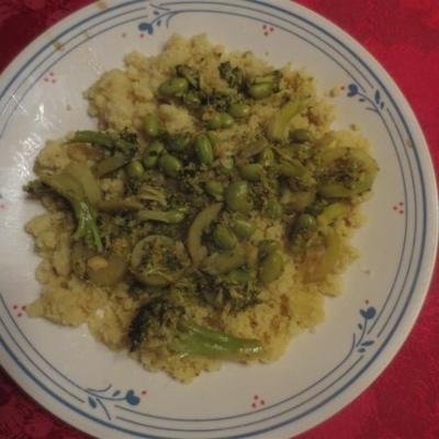 cuscuz de curry indiano com brócolis e edamame