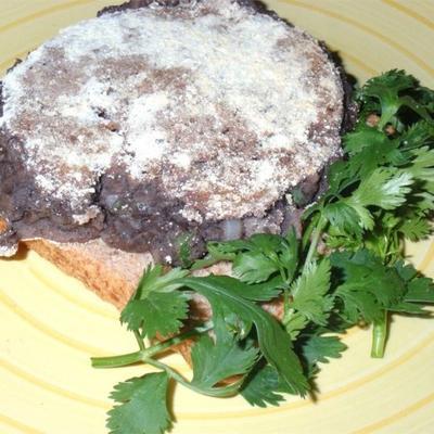 hambúrguer de feijão preto com crosta de fubá