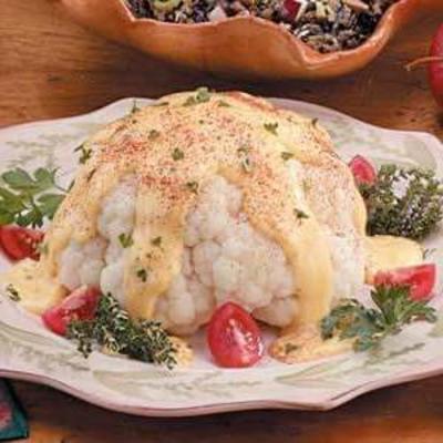 molho de queijo sobre couve-flor