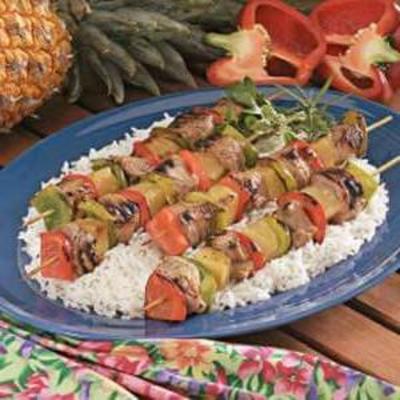 kabobs de porco de abacaxi