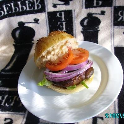 hambúrgueres de cogumelo portabella com maionese de pimenta vermelha