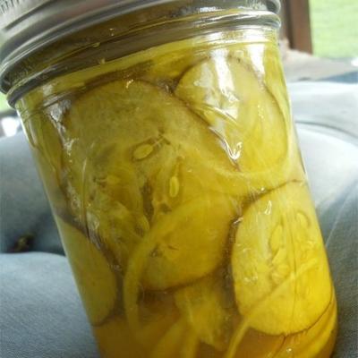 bea e pickles de pão com manteiga