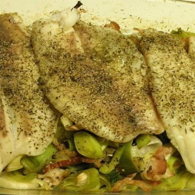 whitefish roasted paleo com alho-porro e bacon