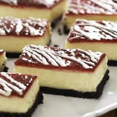 barras de cheesecake de chocolate e framboesa brancas