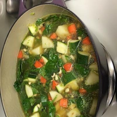 Ervilhas, espinafre e sopa de legumes com olhos pretos carregados