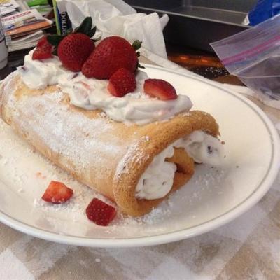 bolo de comida de anjo e morango creme roll