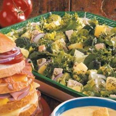 salada de peru de brócolis