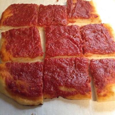 rhode island-style pizza tiras aka pizza de padaria