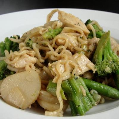 macarrão de ramen refogado com frango e legumes