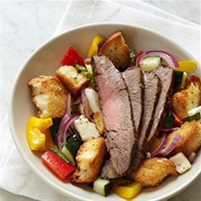 salada de panzanella com bife de flanco de bisão