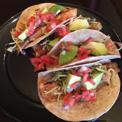 tacos de peixe saudável com molho de manga