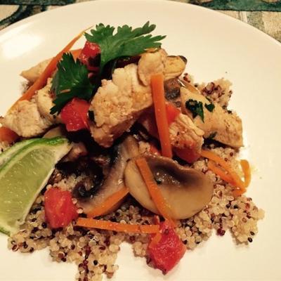 quinoa de frango tailandês e delícia vegetariana