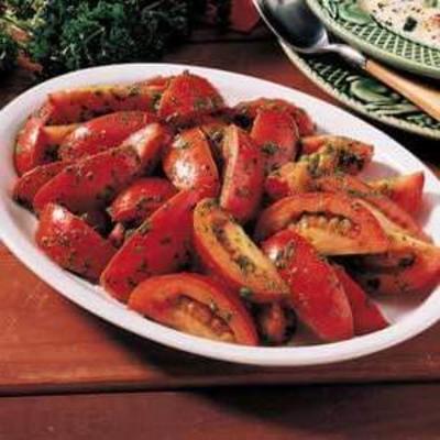 tomate com pesto de salsa