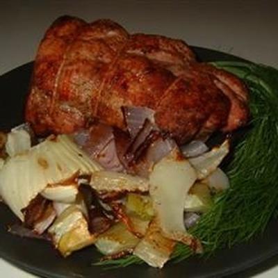 carne de porco assada, erva-doce e cebola