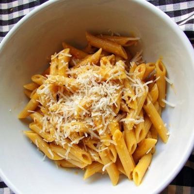 molho de tomate cereja com penne