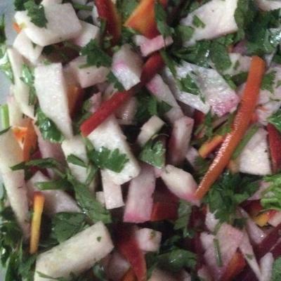 Salada de jicama com molho de gengibre