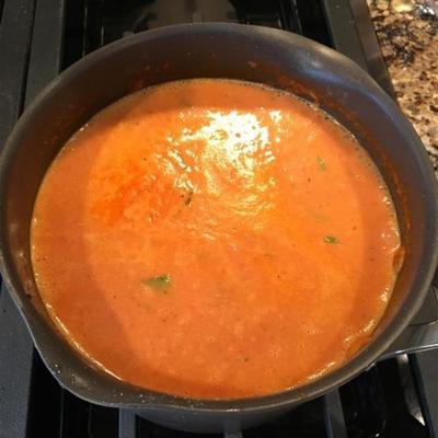 creme sem leite clássico de sopa de tomate e manjericão