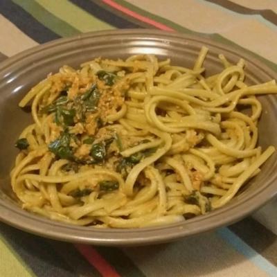 pesto de alho scape em espinafre linguine