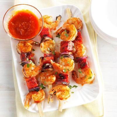 Espetadas grelhadas de camarão de melancia com esmalte picante-doce
