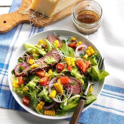 bife grelhado e salada vegetariana