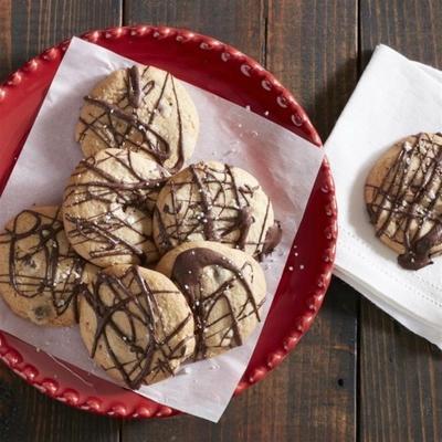 biscoitos de chocolate com caramelo salgado de papel pergaminho reynolds®