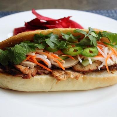 carne de porco assada banh mi (sanduíche vietnamita)
