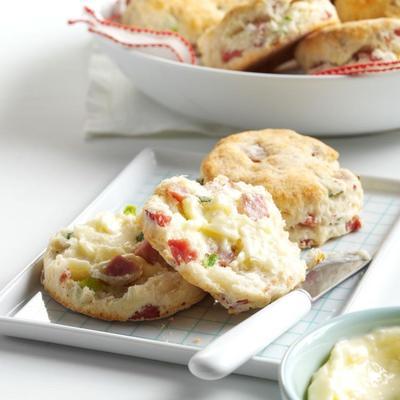 biscoitos de fermento em pó de presunto e cebola verde