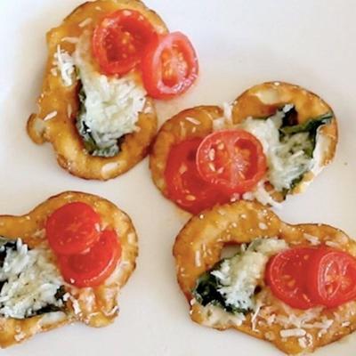 picadas de tomate, queijo e manjericão pretzel crisps®