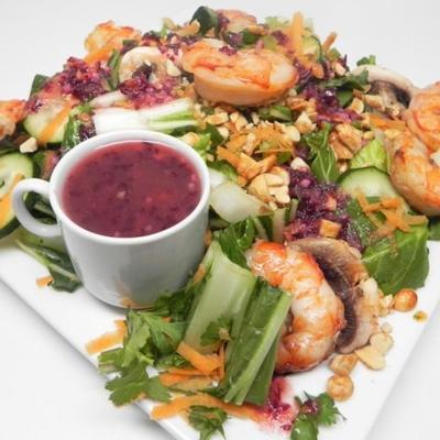 camarão grelhado, broto de ervilha e salada bok choy com molho asiático de gordura reduzida