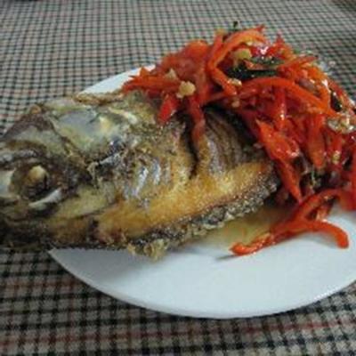 peixe inteiro frito com manjericão e chiles