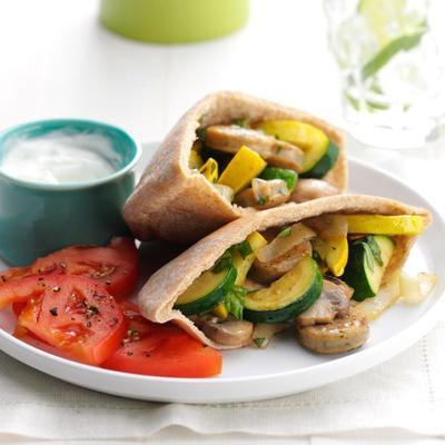 salsichas de frango e pita recheadas de abobrinha