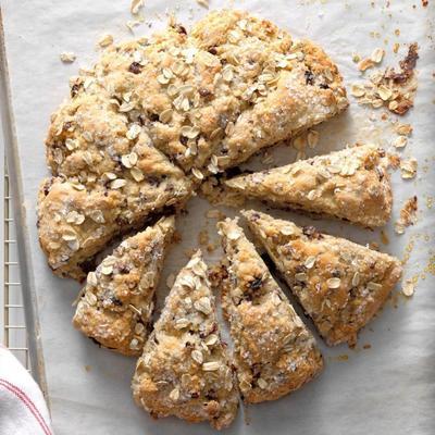 Scones de aveia com nozes, cerejas e chocolate