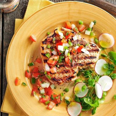 costeletas de porco grelhadas com molho de menta costeletas de porco grelhadas com molho de menta