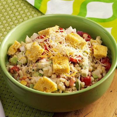 salada de milho e abacate com croutons de tamale de milho doce e molho rancho picante de chipotle