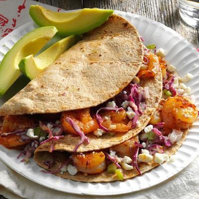 tacos de camarão com salada de couve roxa e queijo feta