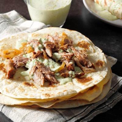 fresco-mex desfiado porco doce com molho de tomatillo cremoso