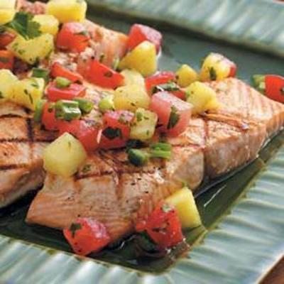 salmão grelhado com molho de frutas