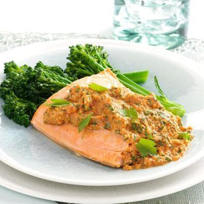 salmão assado com romesco pecan assado