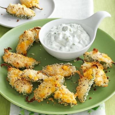 poppers de queijo jalapeno com molho de limão coentro